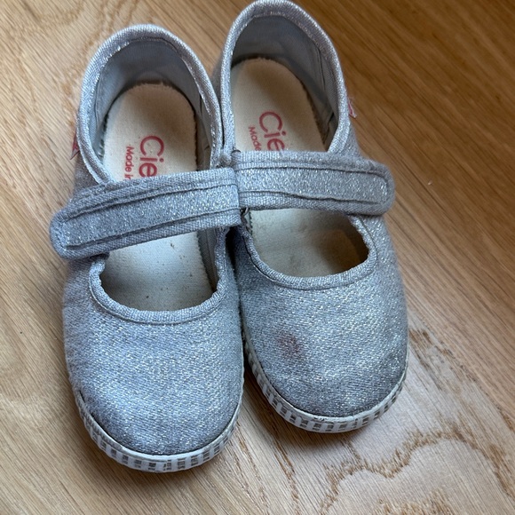 Cienta made in Spain size 25 silver sparkle shoes. Play condition - Picture 1 of 5